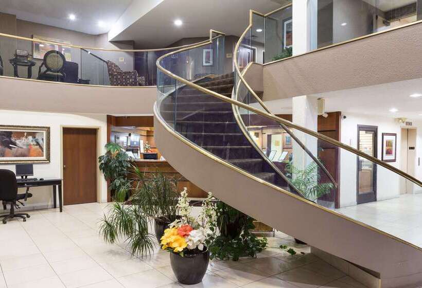 فندق Ramada By Wyndham Bettendorf