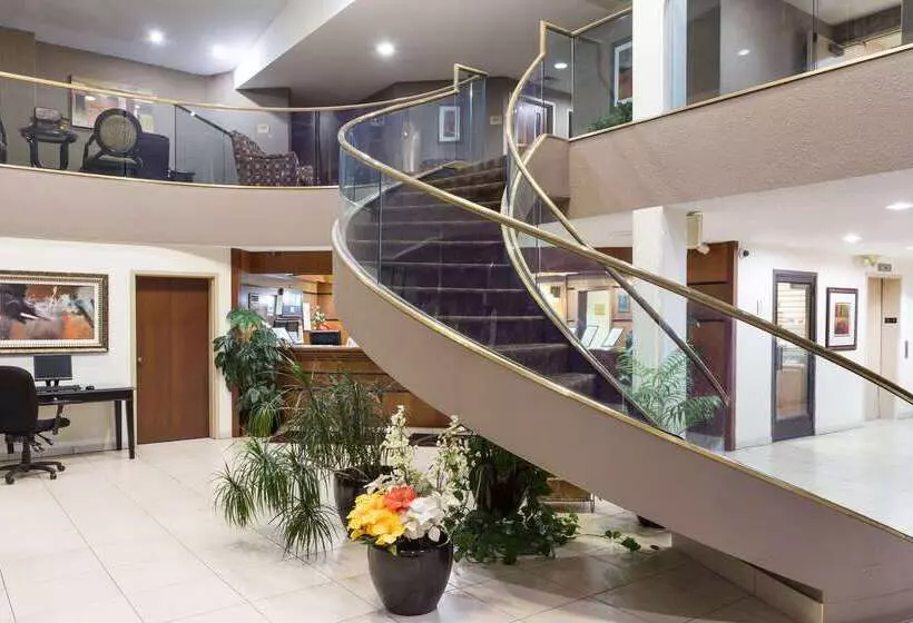 Отель Ramada By Wyndham Bettendorf