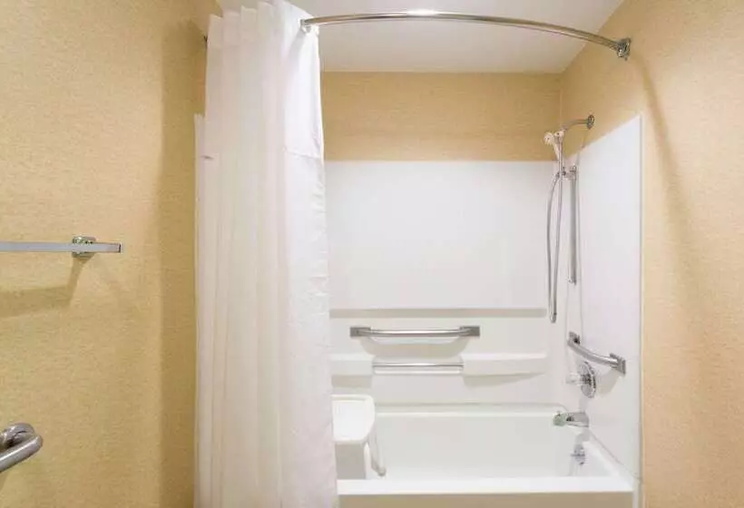 Отель Ramada By Wyndham Bettendorf