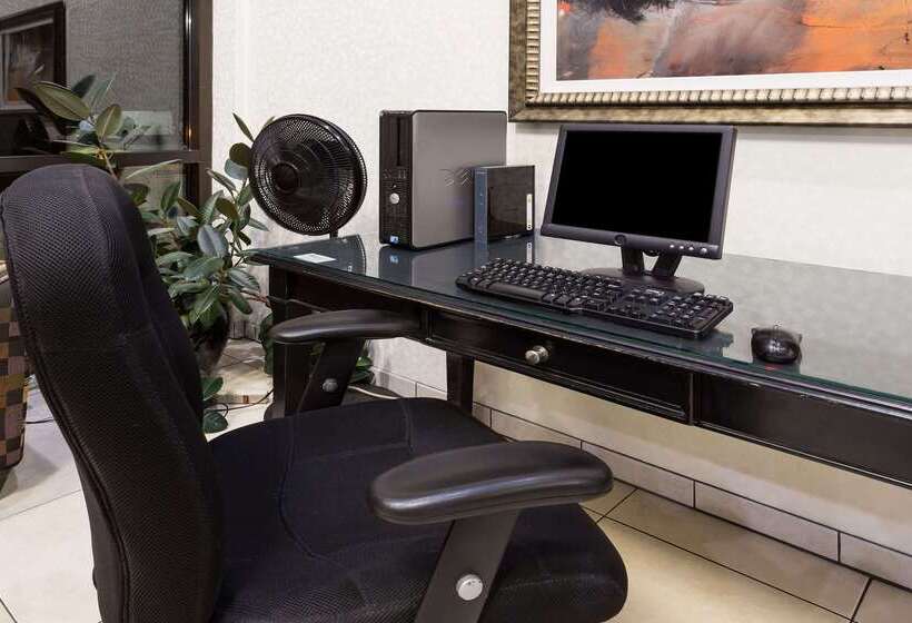 فندق Ramada By Wyndham Bettendorf