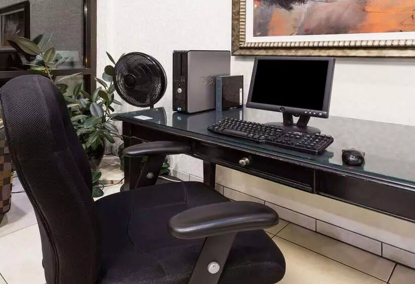 Отель Ramada By Wyndham Bettendorf