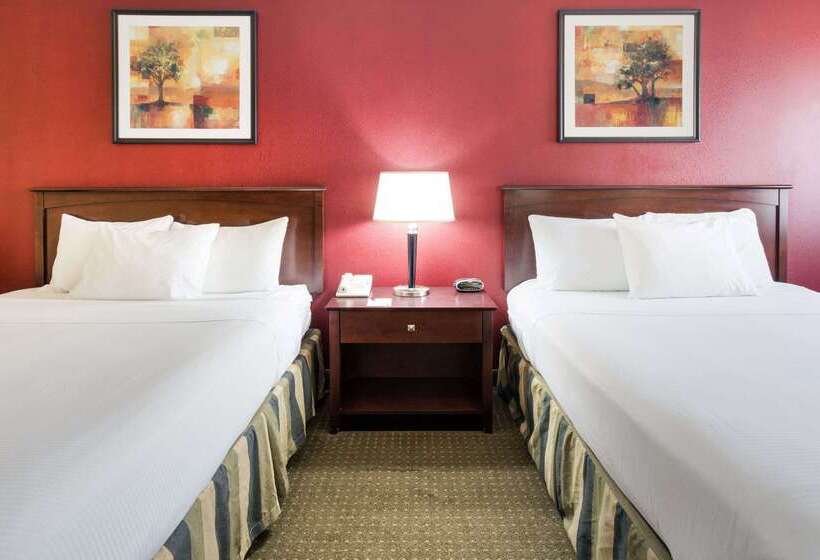 فندق Ramada By Wyndham Bettendorf