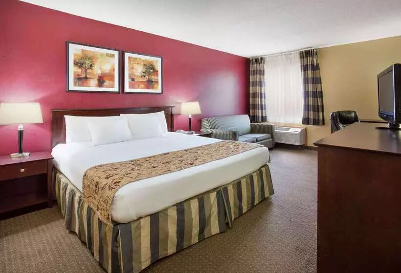 Отель Ramada By Wyndham Bettendorf