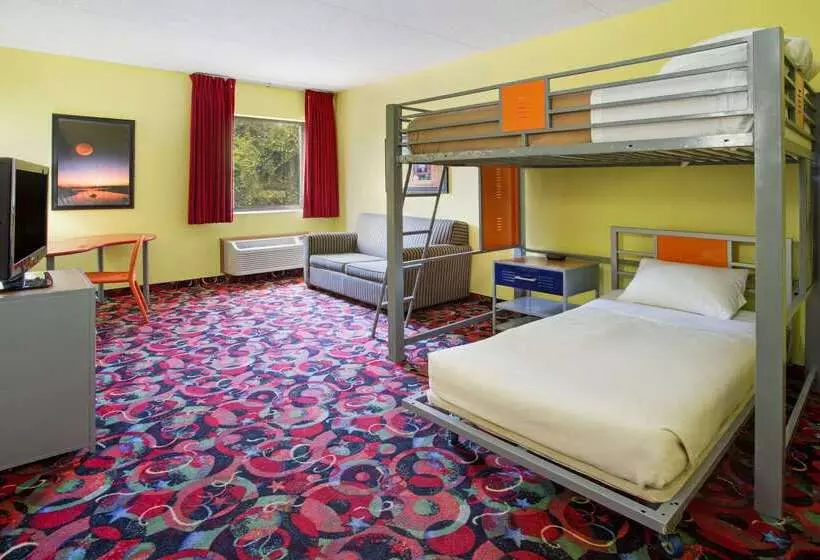 Отель Ramada By Wyndham Bettendorf