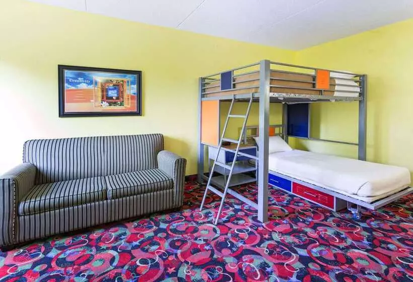 Отель Ramada By Wyndham Bettendorf
