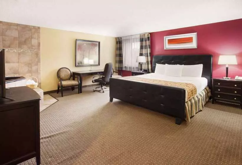 Отель Ramada By Wyndham Bettendorf