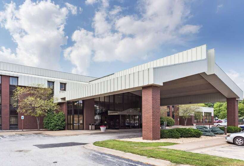 فندق Ramada By Wyndham Bettendorf