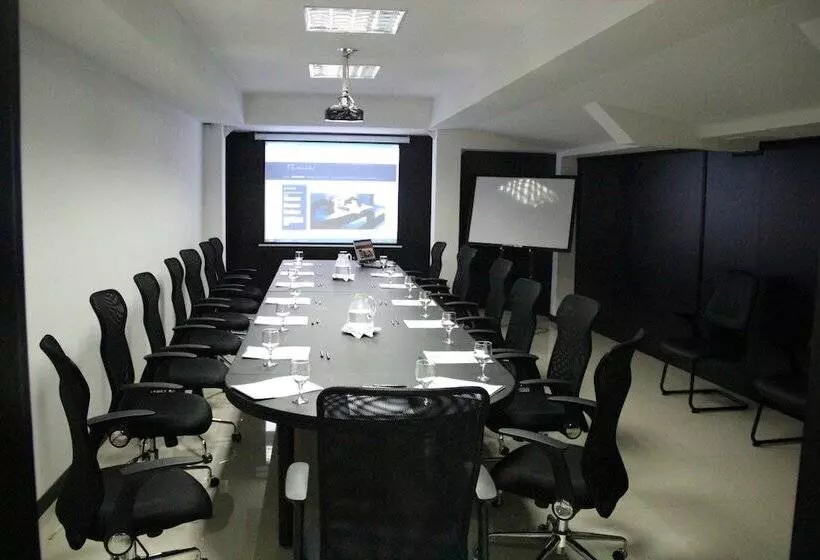 فندق San Fernando Real