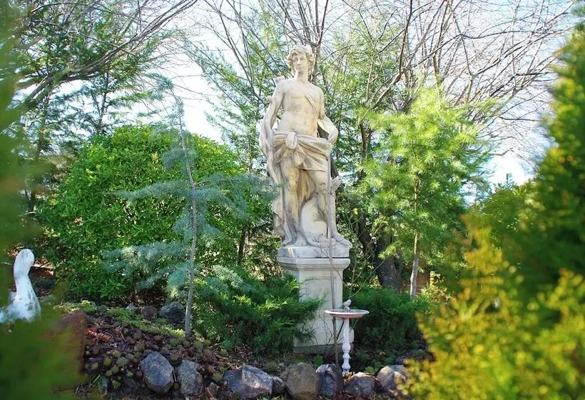 White Lanterns Motel