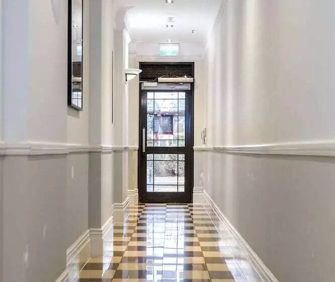 Отель Quest On Queen Serviced Apartments