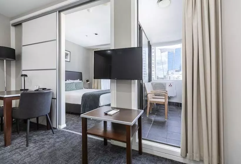 Отель Quest On Queen Serviced Apartments