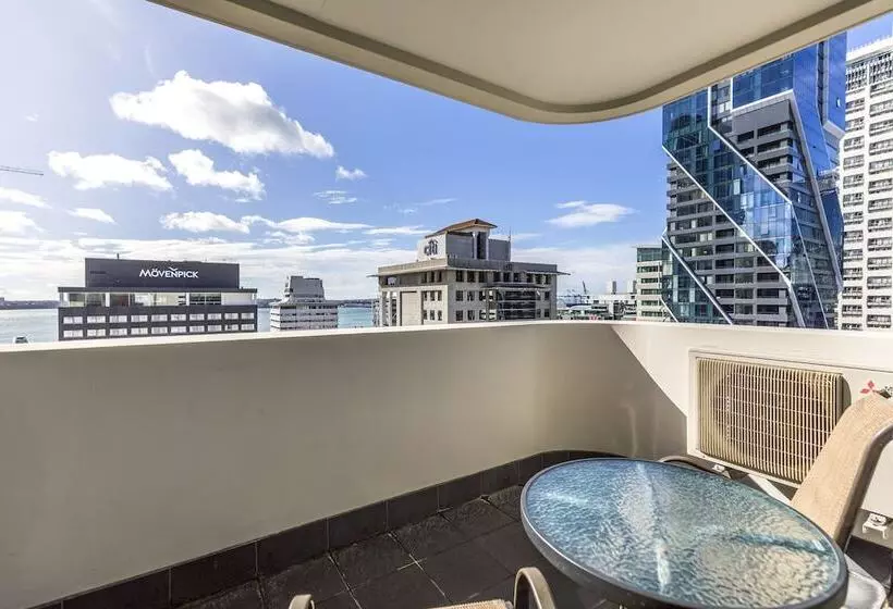 Отель Quest On Queen Serviced Apartments