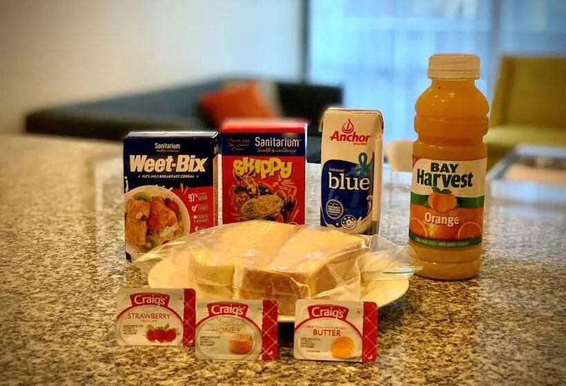 Отель Quest On Queen Serviced Apartments