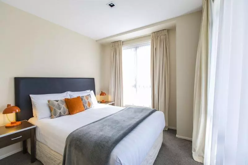 Отель Quest On Queen Serviced Apartments