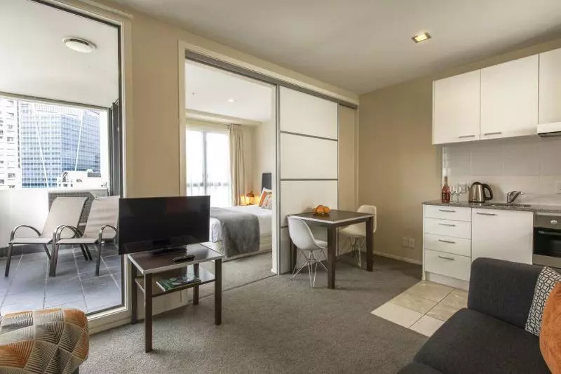 Отель Quest On Queen Serviced Apartments