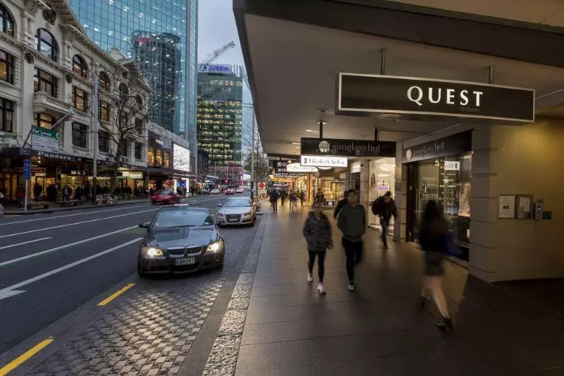 Отель Quest On Queen Serviced Apartments