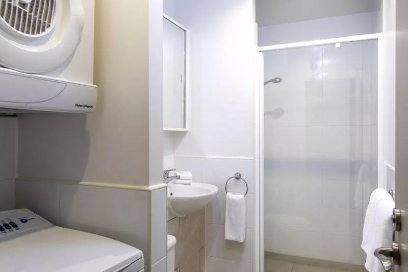 Отель Quest On Queen Serviced Apartments