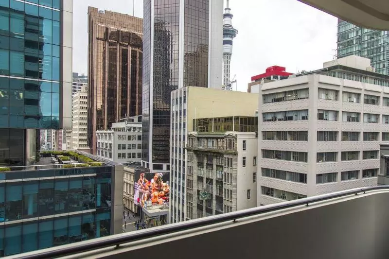 Отель Quest On Queen Serviced Apartments