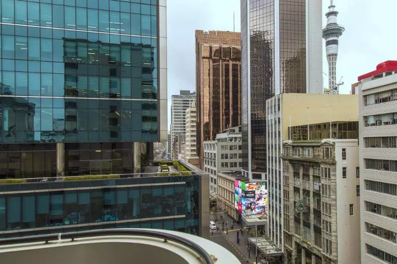 Отель Quest On Queen Serviced Apartments