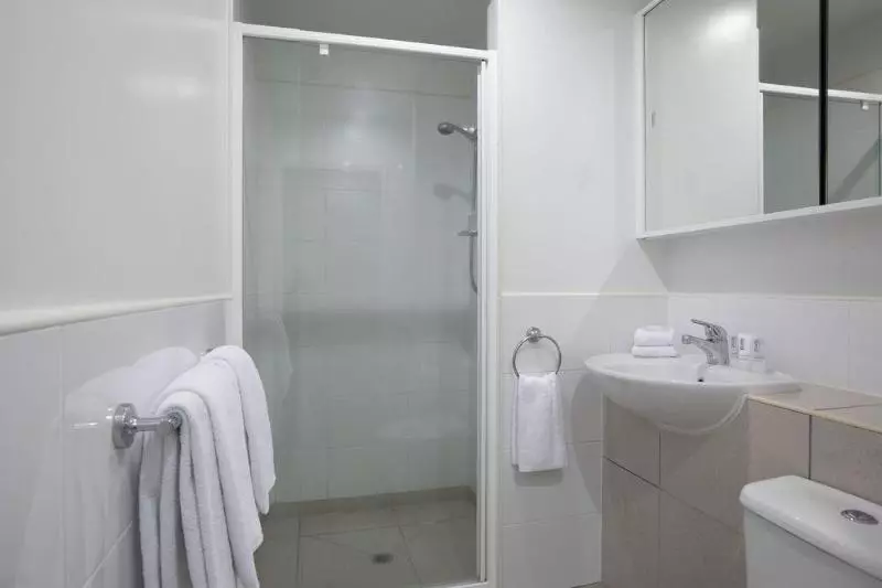 Отель Quest On Queen Serviced Apartments