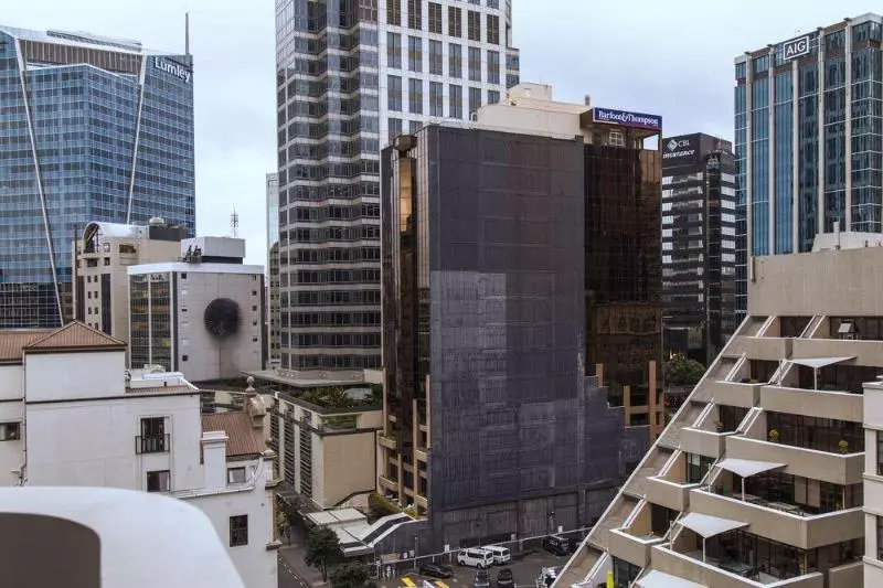 Отель Quest On Queen Serviced Apartments