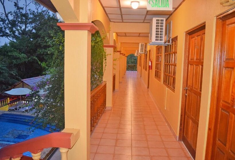 هتل Tres Banderas