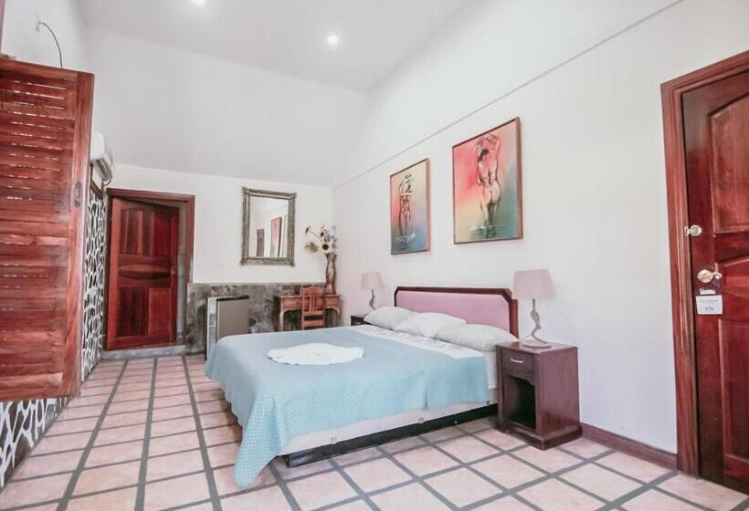 هتل Tres Banderas