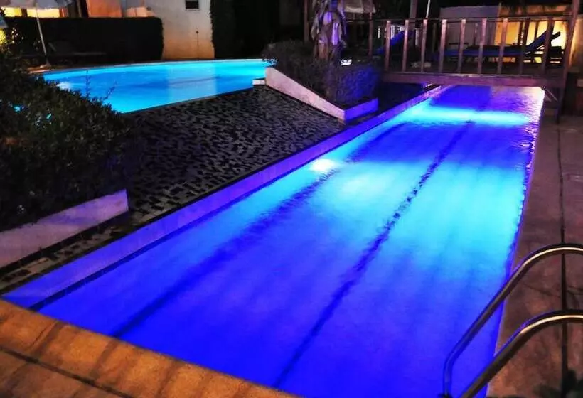 هتل Les Flamboyants