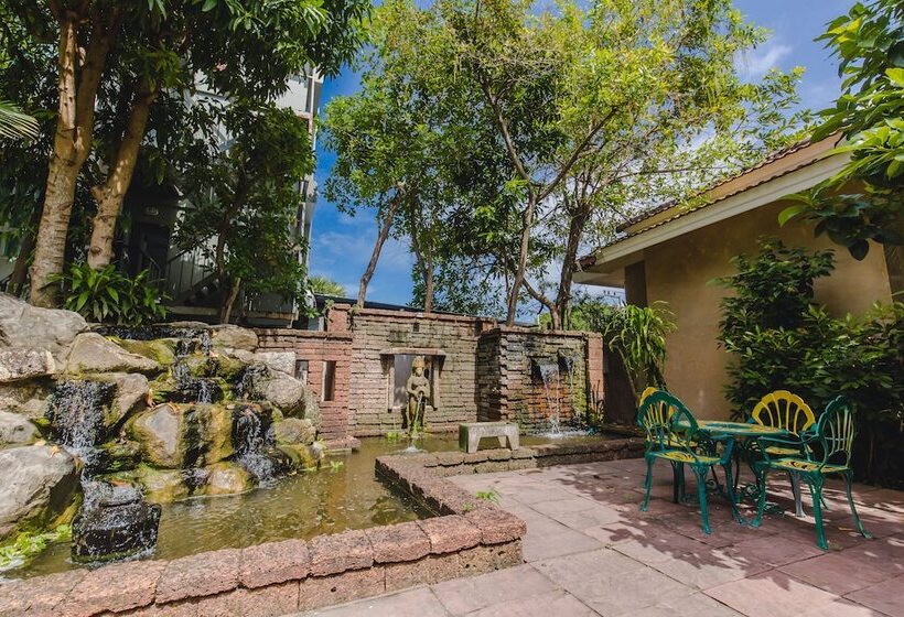 فندق Karon Whale Resort