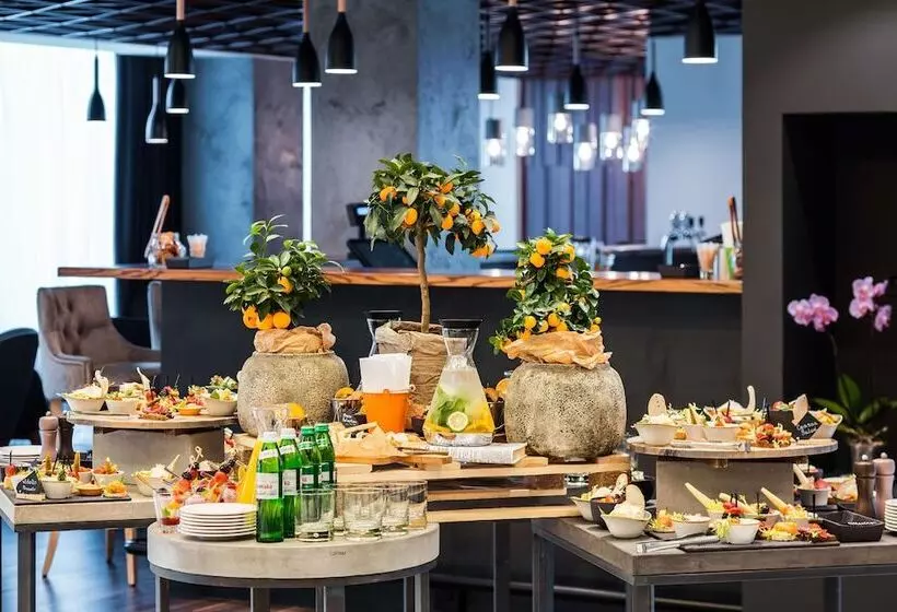 هتل Park Inn By Radisson Kyiv Troyitska