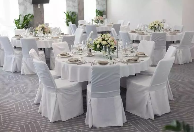 هتل Park Inn By Radisson Kyiv Troyitska