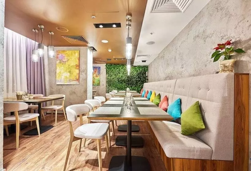 هتل Park Inn By Radisson Kyiv Troyitska