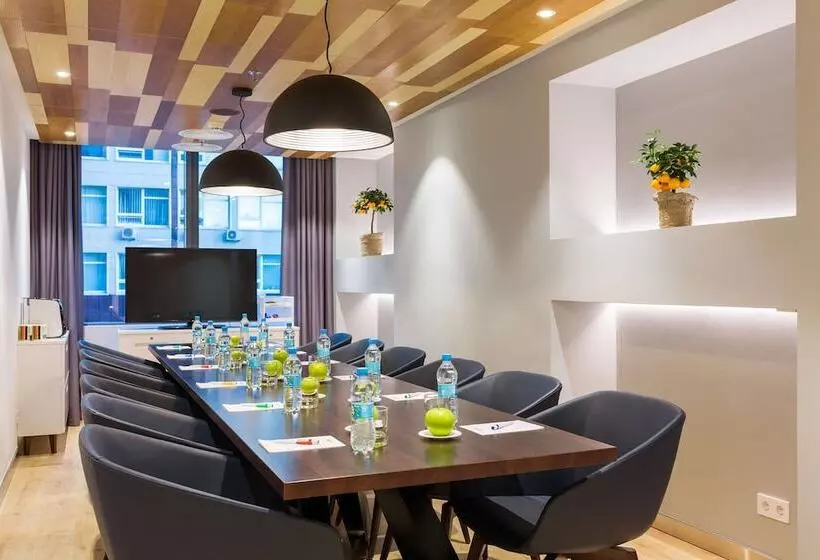 هتل Park Inn By Radisson Kyiv Troyitska