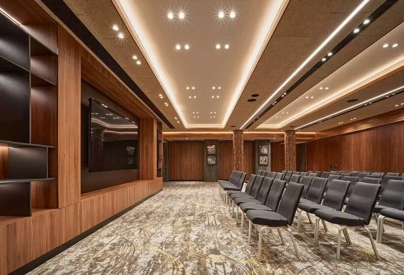 هتل Park Inn By Radisson Kyiv Troyitska