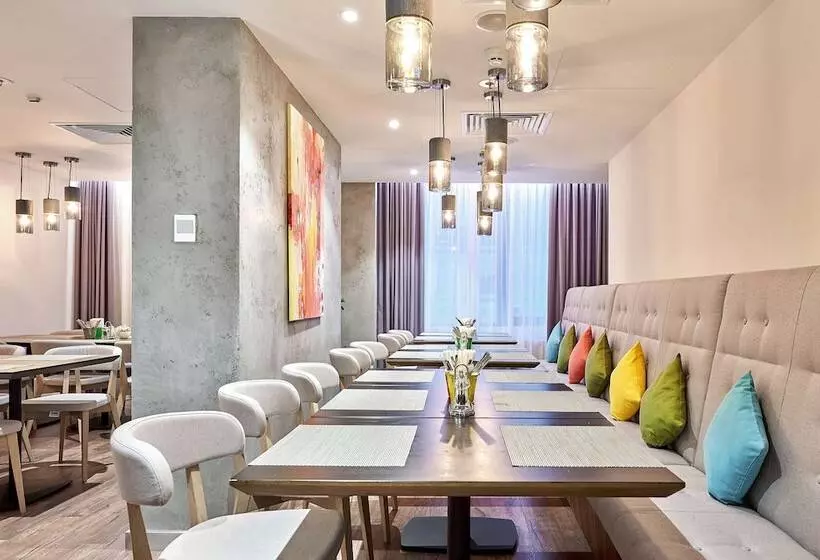 هتل Park Inn By Radisson Kyiv Troyitska