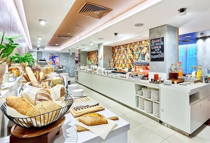 هتل Park Inn By Radisson Kyiv Troyitska