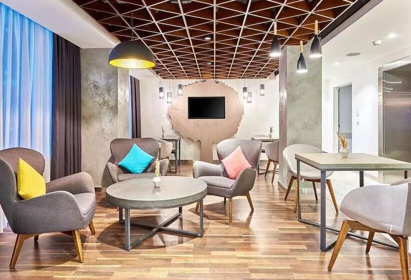 هتل Park Inn By Radisson Kyiv Troyitska