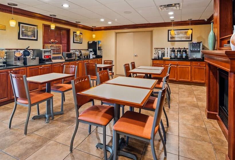 ホテル Best Western Plus Strawberry Inn & Suites