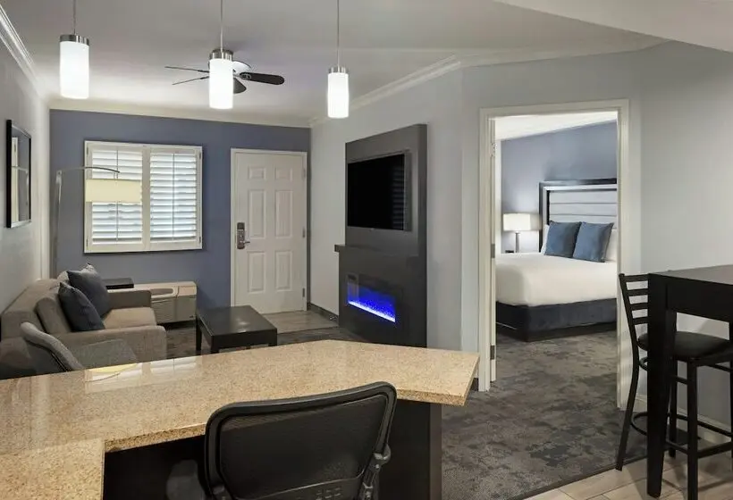 هتل City Express by Marriott Manhattan Beach