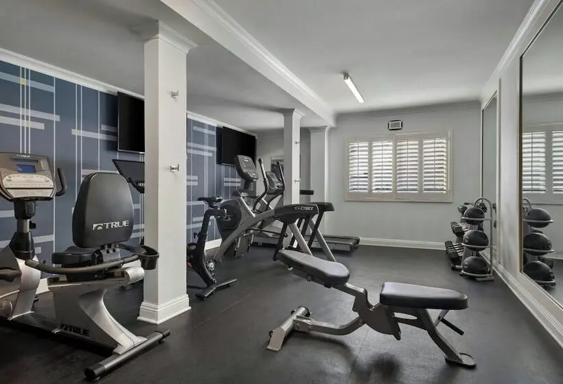 هتل City Express by Marriott Manhattan Beach