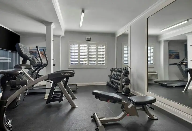 هتل City Express by Marriott Manhattan Beach