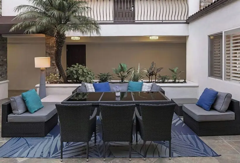 هتل City Express by Marriott Manhattan Beach