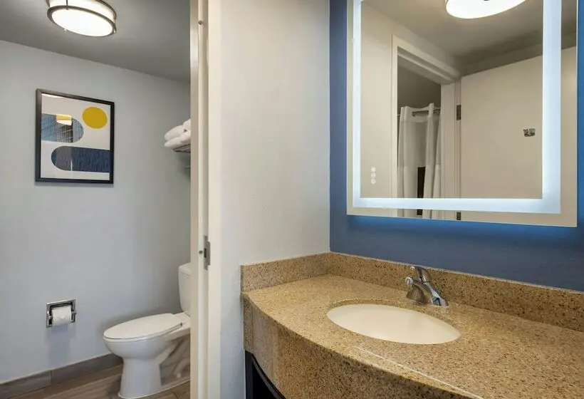 هتل City Express by Marriott Manhattan Beach