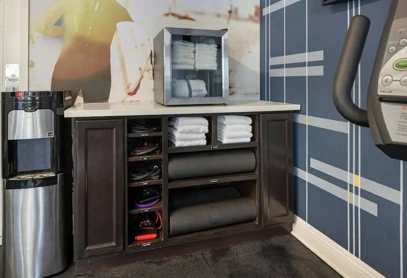 هتل City Express by Marriott Manhattan Beach
