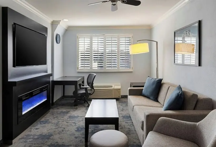 هتل City Express by Marriott Manhattan Beach
