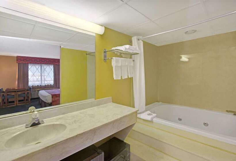 فندق Super 8 By Wyndham Downtown Gatlinburg At Convention Center