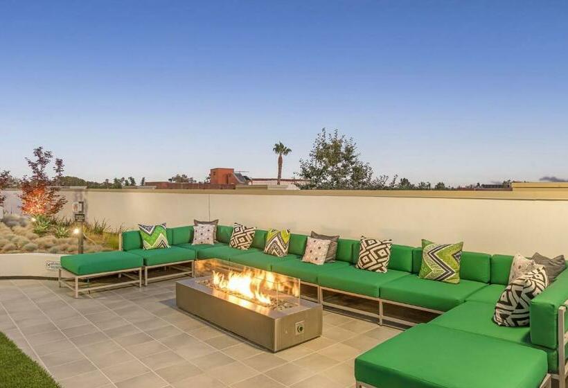 Suitesrus Apart  At Miracle Mile