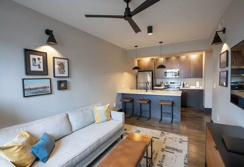 The Bee Hotel, Danville