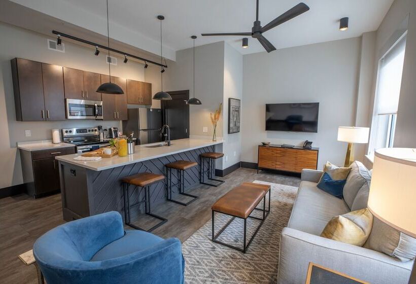 The Bee Hotel, Danville