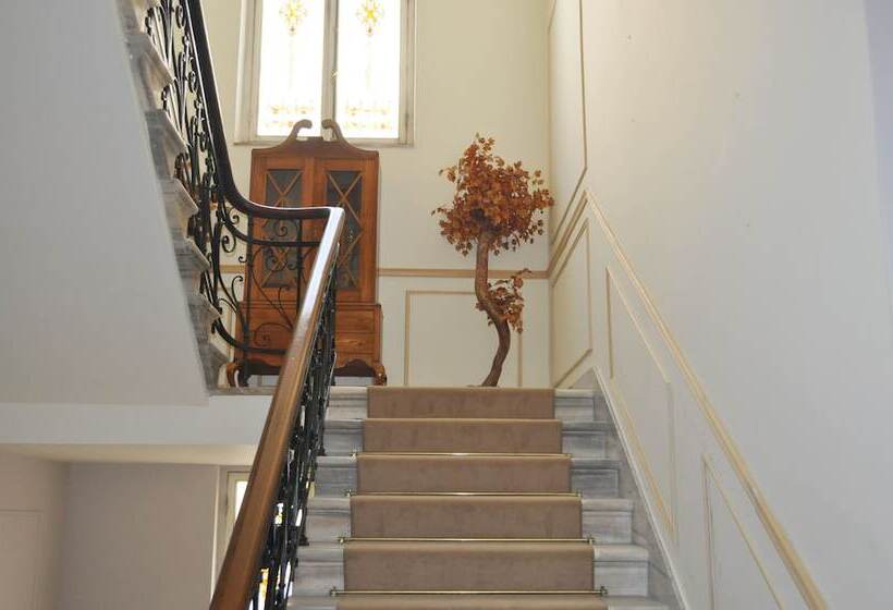 هتل Capsis Bristol Boutique